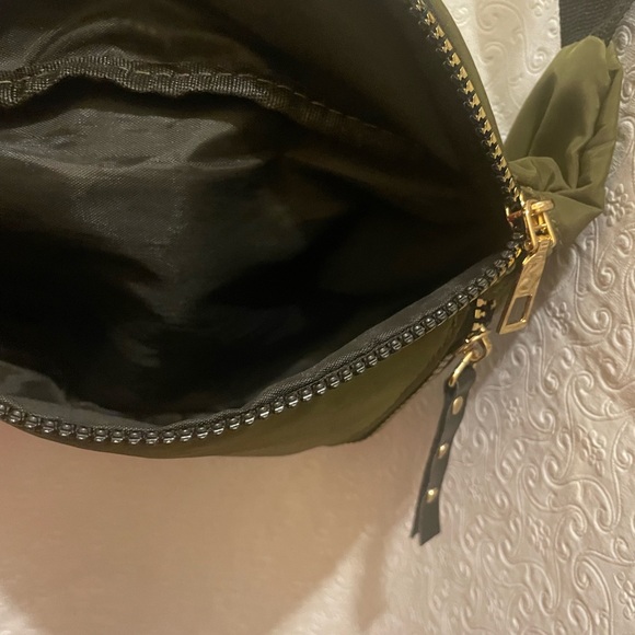 Green Nylon Crossbody Belt Bag Sports Bag Fanny Pack Gold Metal Zipper Accents - Picture 12 of 13